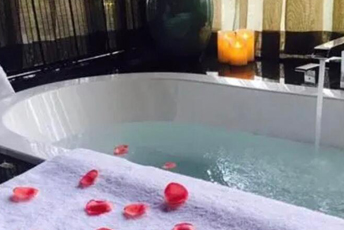 杭州余杭水疗池中的失重冥想：当身体学会漂浮